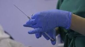 jeringa en manos de un médico